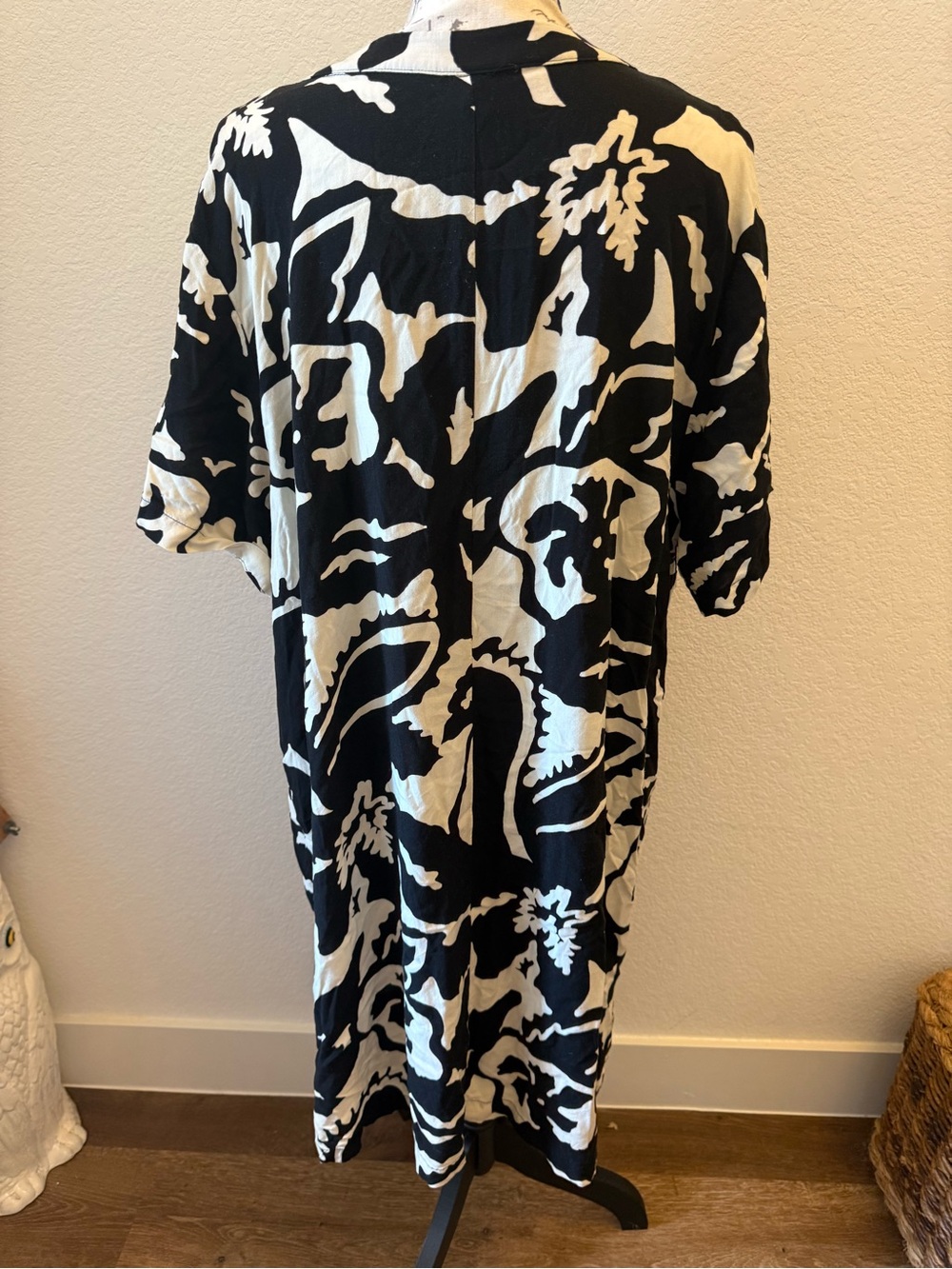H&M Black and Cream V Nexk Floral Tunic - Picture 3 of 5